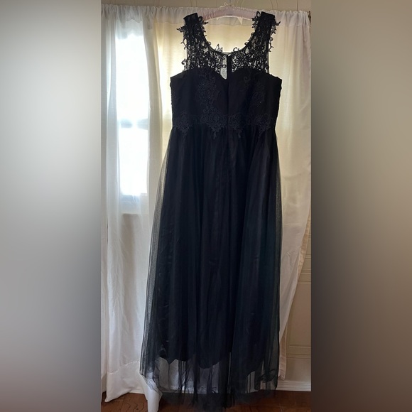 Elegant Black Lace Wedding Dress - Picture 2 of 11